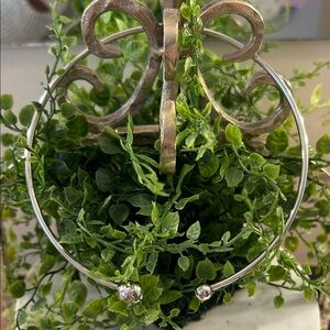 Elegant Silver choker. Pairs great with any look!